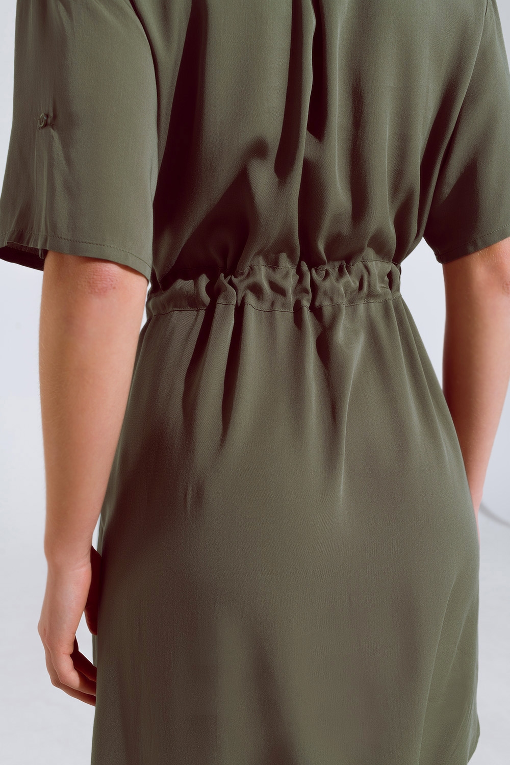 Vestido fluido abotonado con cintur&oacute;n y bolsillos laterales