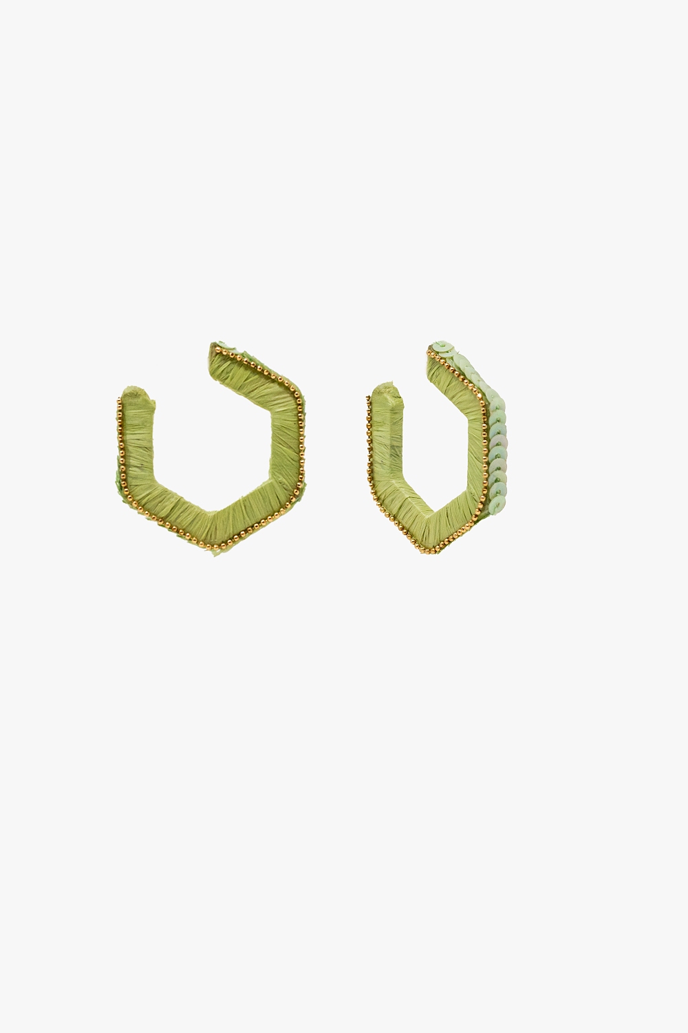 Pendientes hexagonales verdes con cuentas doradas y lentejuelas