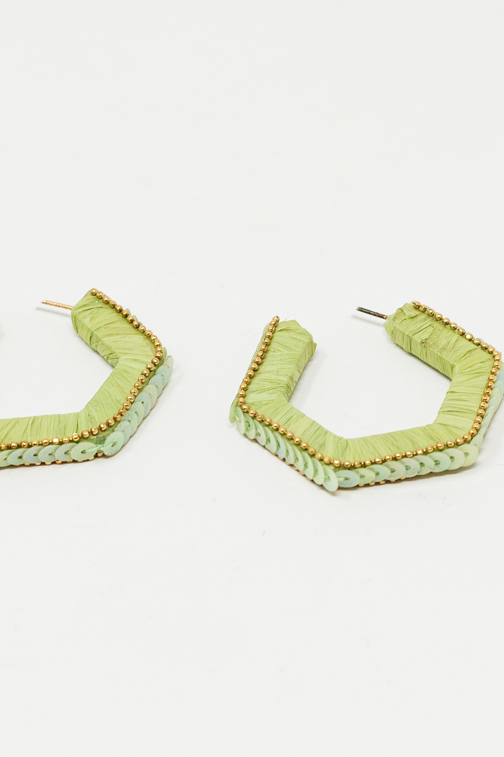 Pendientes hexagonales verdes con cuentas doradas y lentejuelas