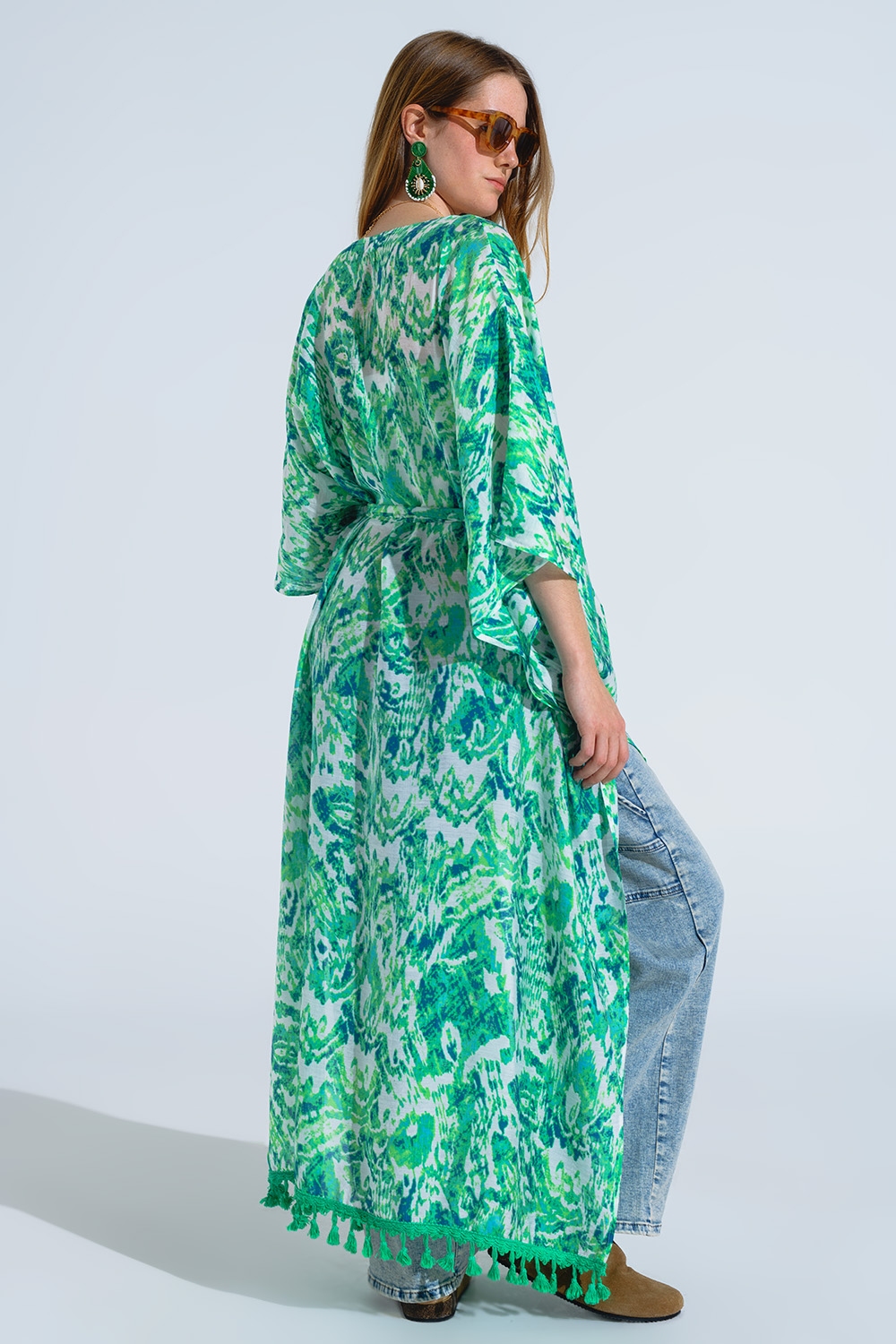 Kimono largo verde con cierre de cordón en estampado tribal Kimono largo verde con cierre de cordón en estampado tribal