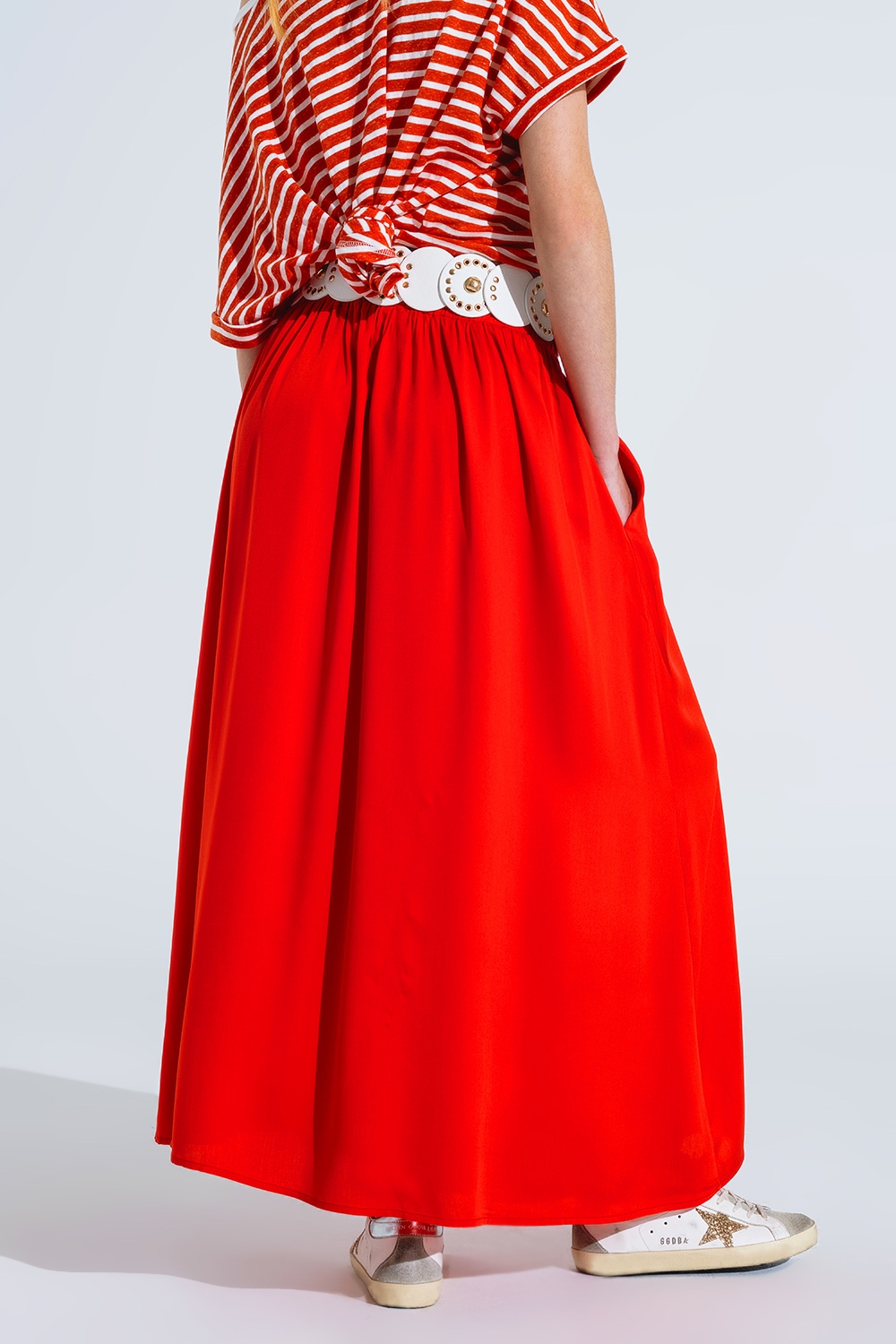 Maxifalda en tejido fluido rojo con cintura elástica Maxifalda en tejido fluido rojo con cintura elástica