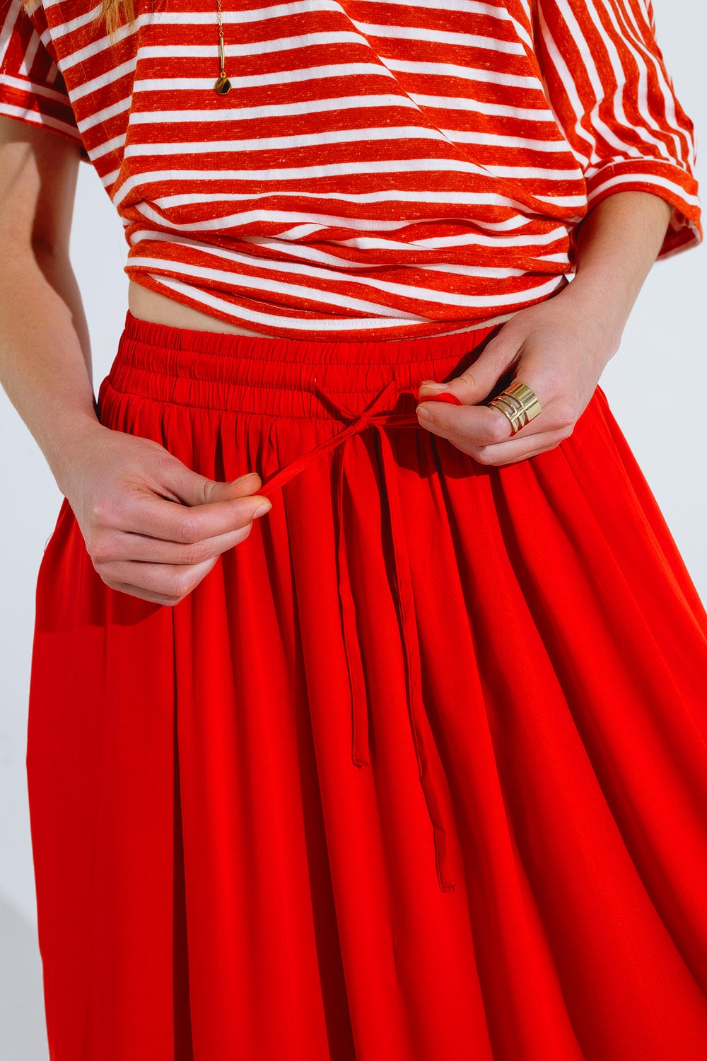 Maxifalda en tejido fluido rojo con cintura elástica Maxifalda en tejido fluido rojo con cintura elástica