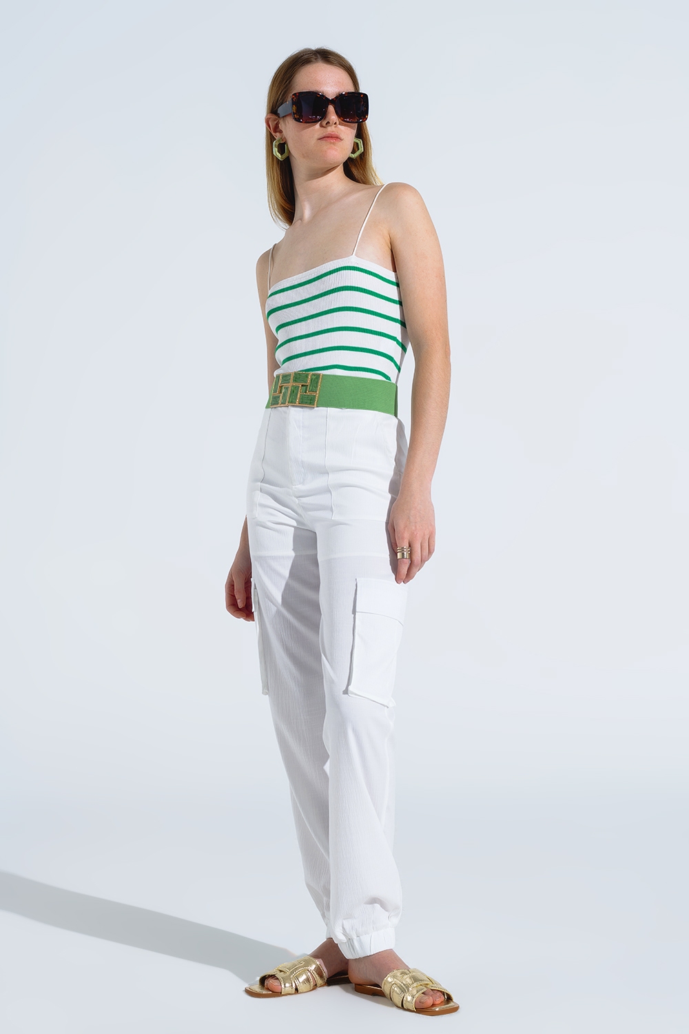 Pantalones blancos de raso con bolsillos laterales y aros para el cinturón Pantalones blancos de raso con bolsillos laterales y aros para el cinturón