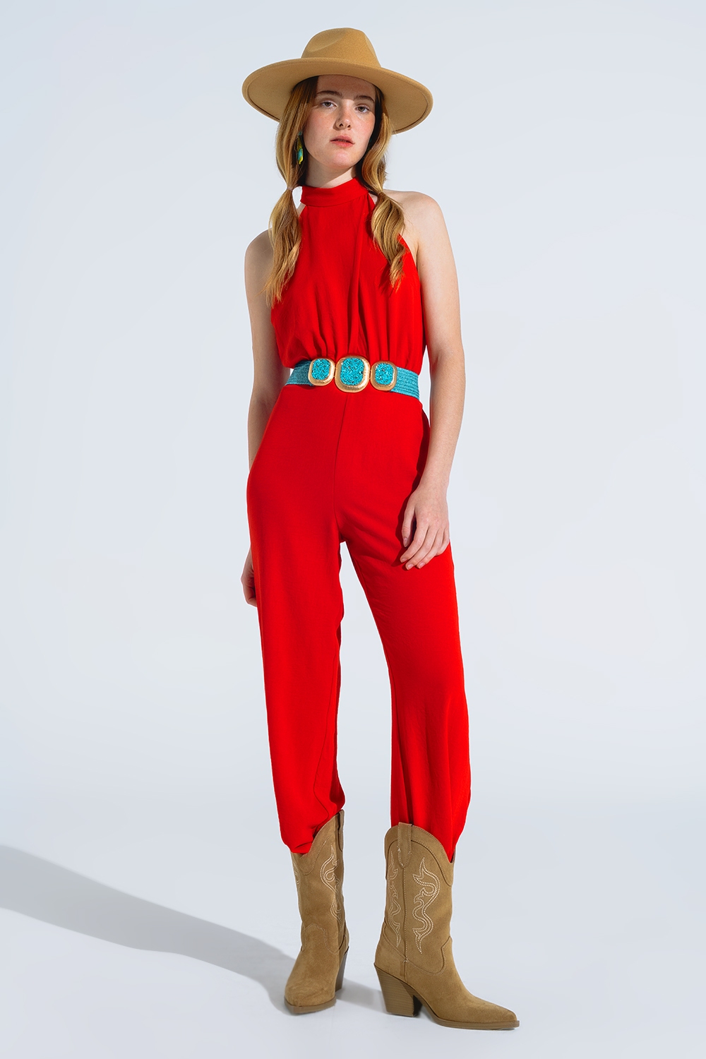 Mono rojo con escote halter cruzado