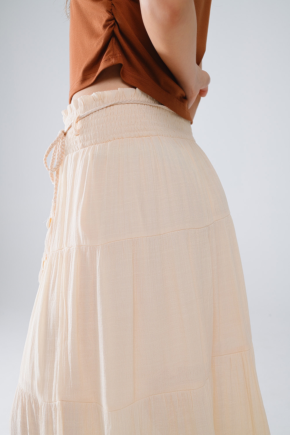 Maxifalda de tirantes en beige con cintura elástica y detalles de concha Maxifalda de tirantes en beige con cintura elástica y detalles de concha