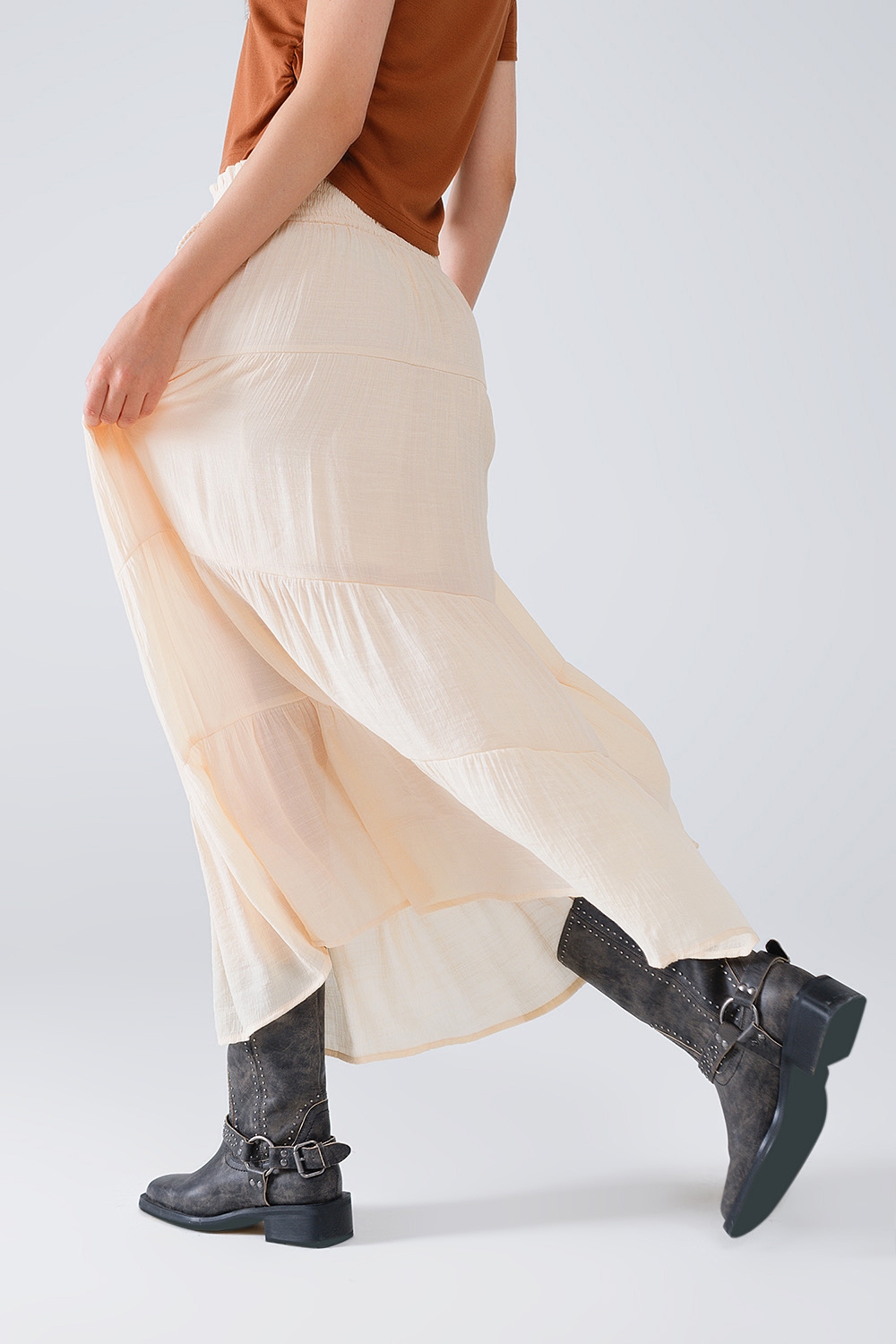 Maxifalda de tirantes en beige con cintura elástica y detalles de concha Maxifalda de tirantes en beige con cintura elástica y detalles de concha