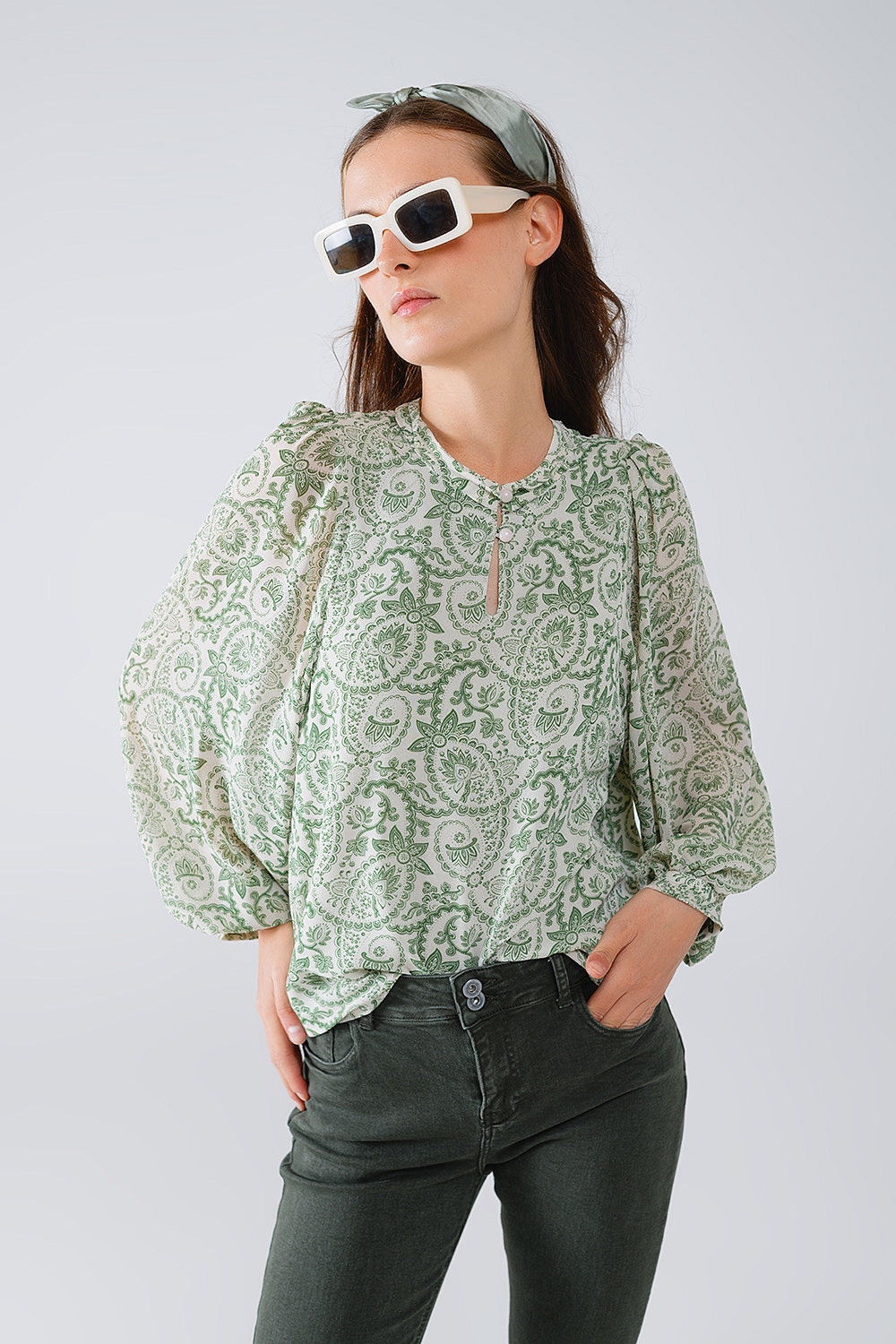 Blusa de gasa verde con estampado floral y mangas globo largas Blusa de gasa verde con estampado floral y mangas globo largas