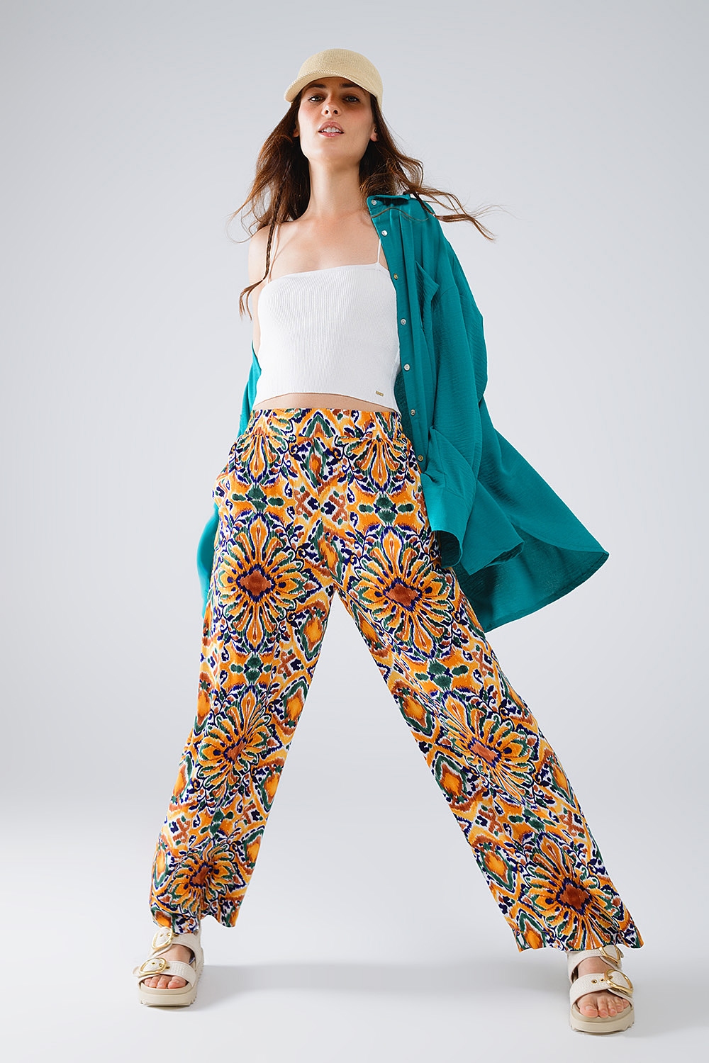 Pantalones multicolores con estampado de flores en naranja y azul Pantalones multicolores con estampado de flores en naranja y azul