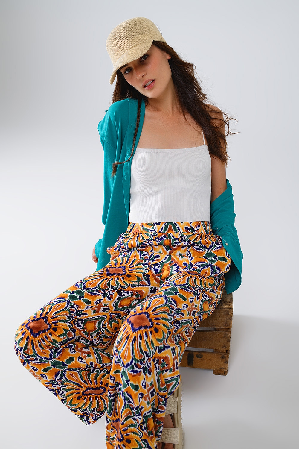Pantalones multicolores con estampado de flores en naranja y azul Pantalones multicolores con estampado de flores en naranja y azul