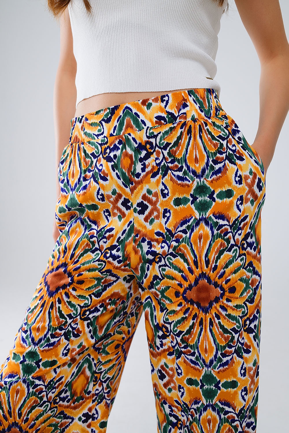 Pantalones multicolores con estampado de flores en naranja y azul Pantalones multicolores con estampado de flores en naranja y azul