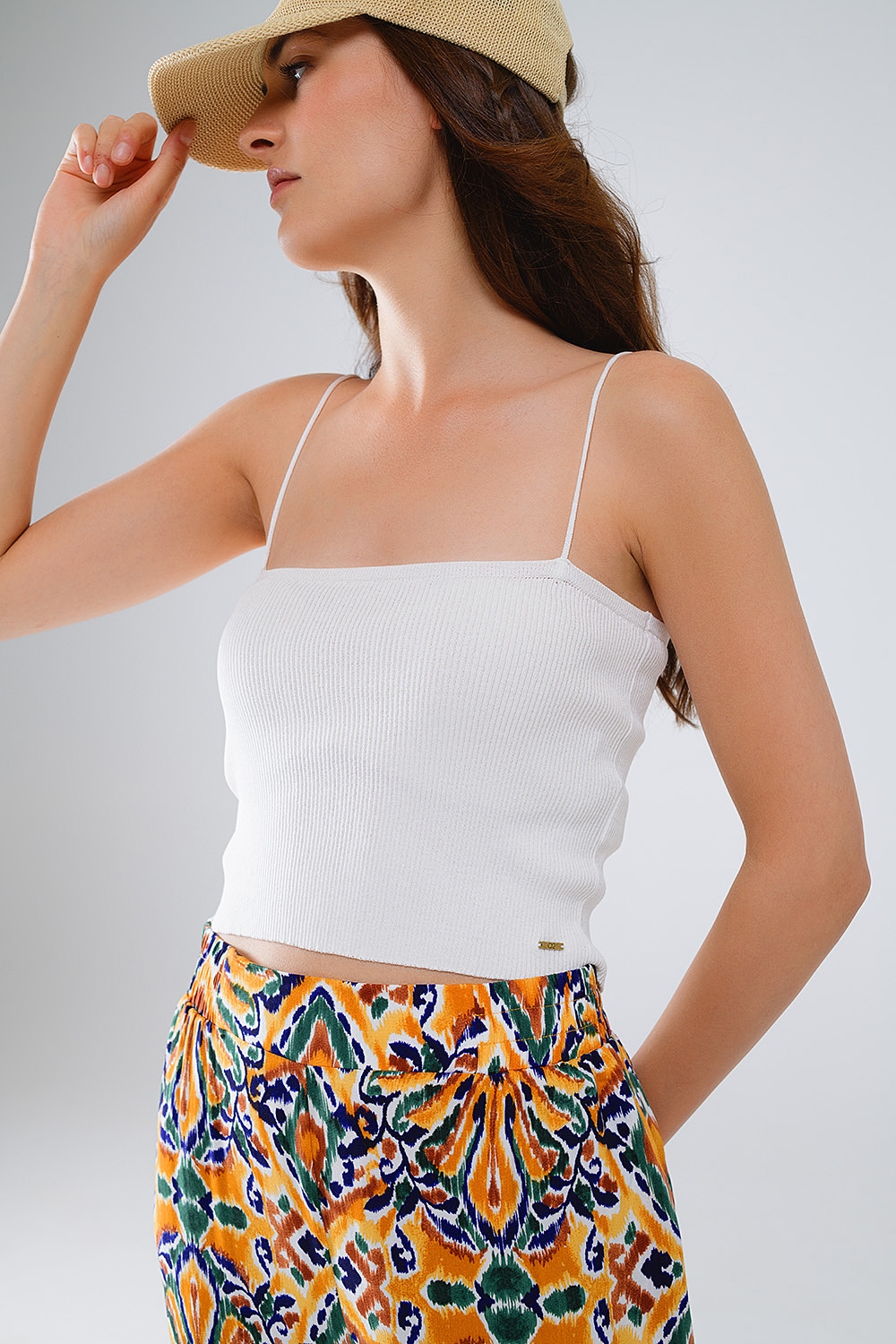 Top de punto básico blanco con tirantes finos Top de punto básico blanco con tirantes finos