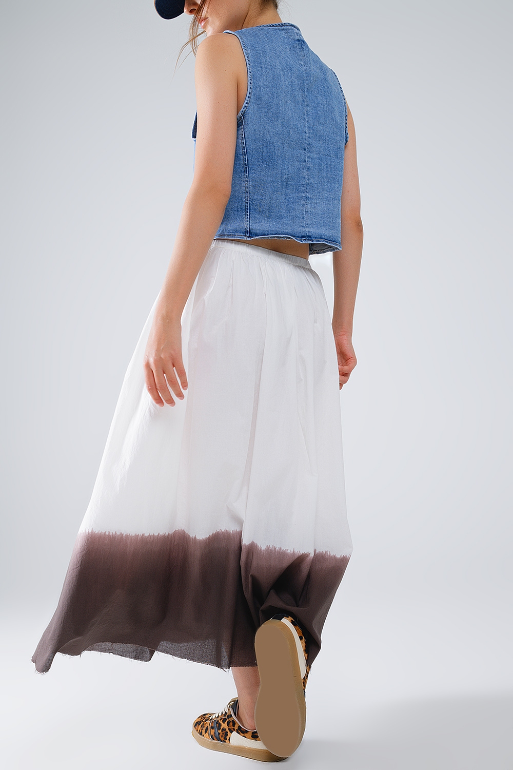 Falda blanca fluida de cintura caída con detalle ombre marrón Falda blanca fluida de cintura caída con detalle ombre marrón