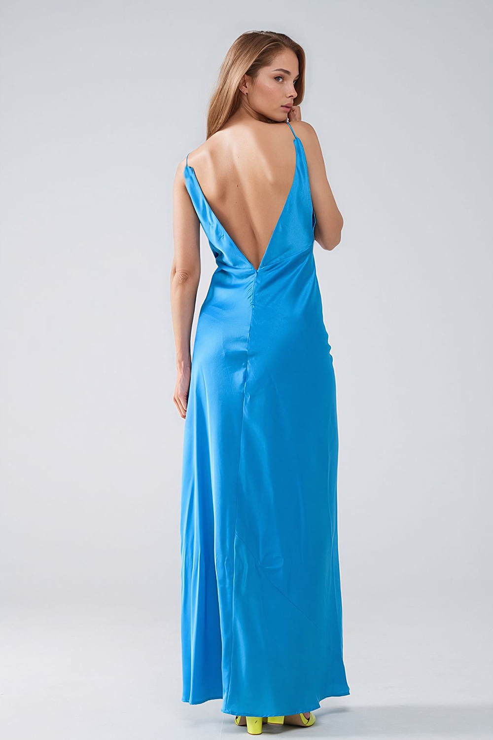 Maxivestido de satén con tirantes en azul Maxivestido de satén con tirantes en azul