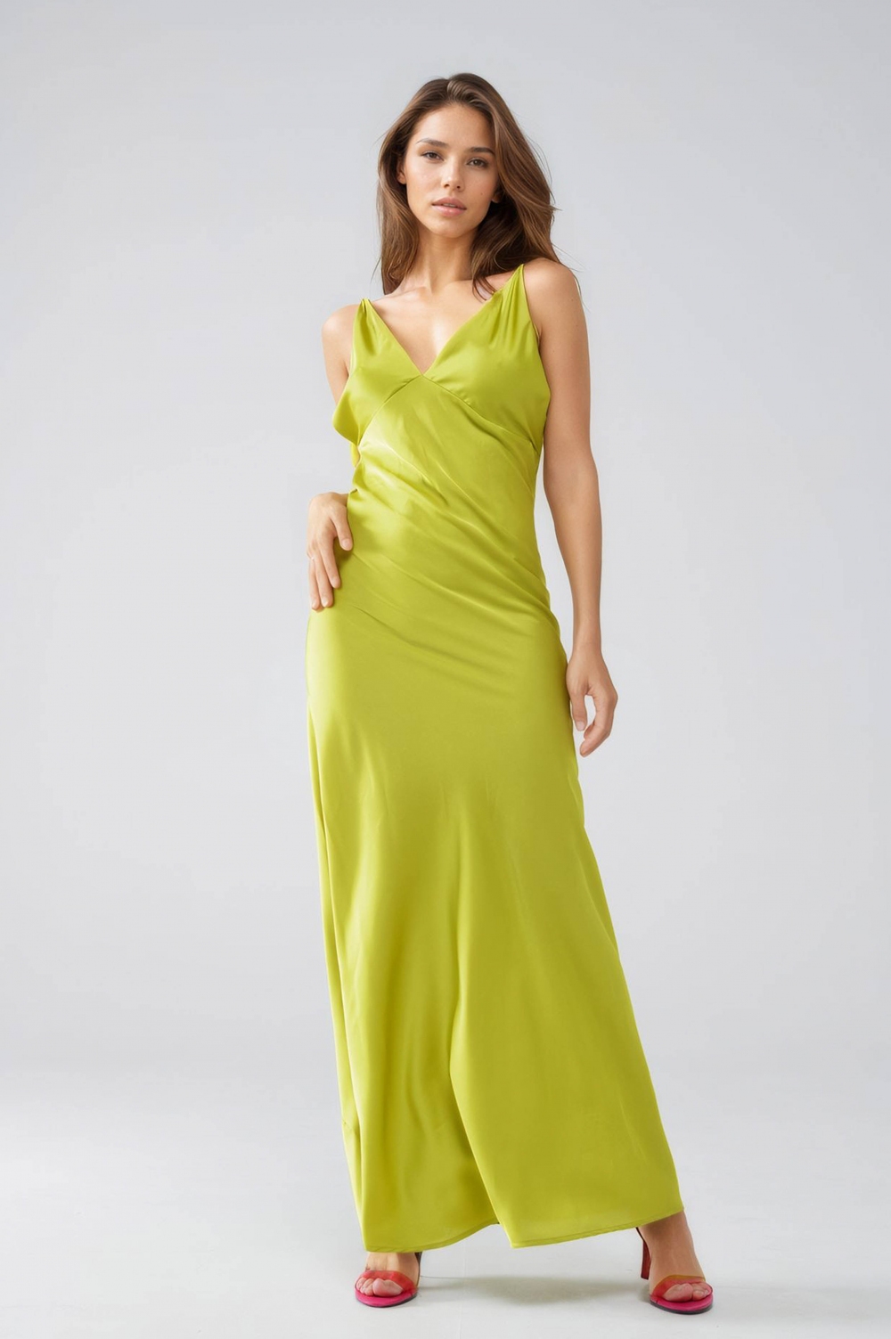 Maxivestido de satén con tirantes en verde lima Maxivestido de satén con tirantes en verde lima
