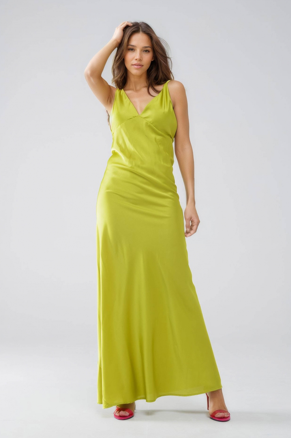 Maxivestido de satén con tirantes en verde lima Maxivestido de satén con tirantes en verde lima