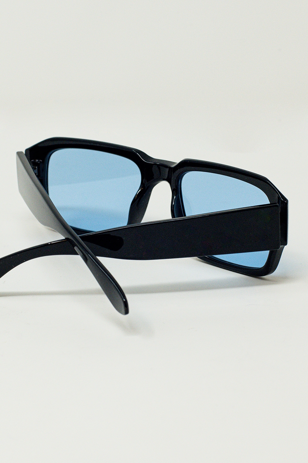 Gafas de sol rectangulares con montura negra y lentes azules Gafas de sol rectangulares con montura negra y lentes azules