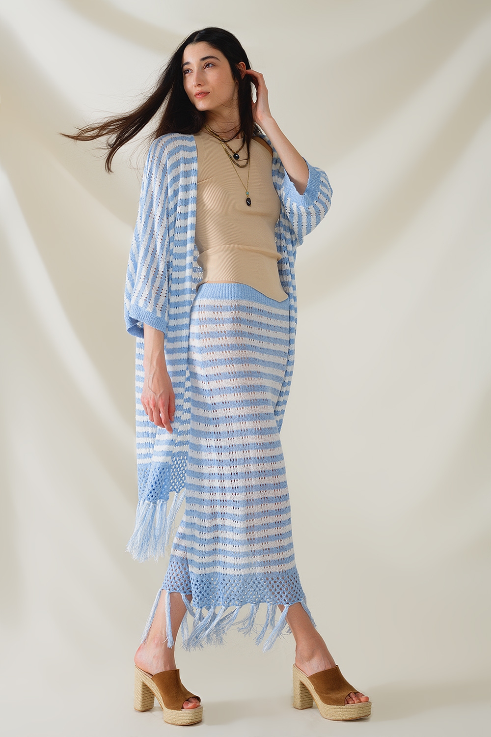 Falda blanca midi de crochet con rayas azules y dobladillo de flecos Falda blanca midi de crochet con rayas azules y dobladillo de flecos