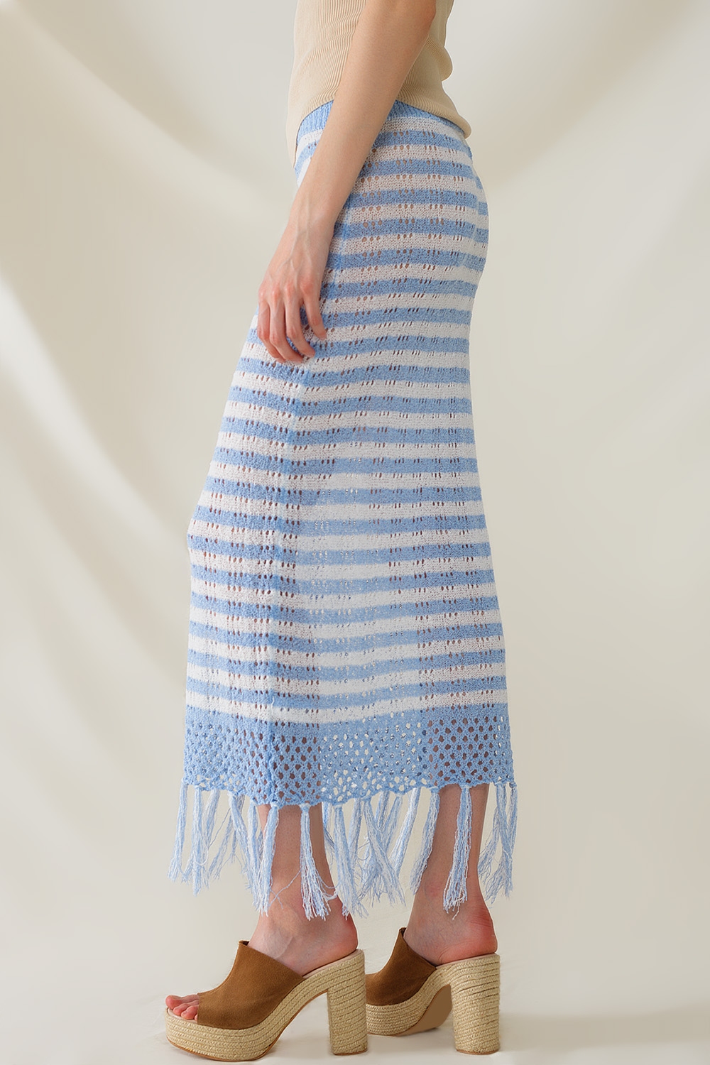 Falda blanca midi de crochet con rayas azules y dobladillo de flecos Falda blanca midi de crochet con rayas azules y dobladillo de flecos