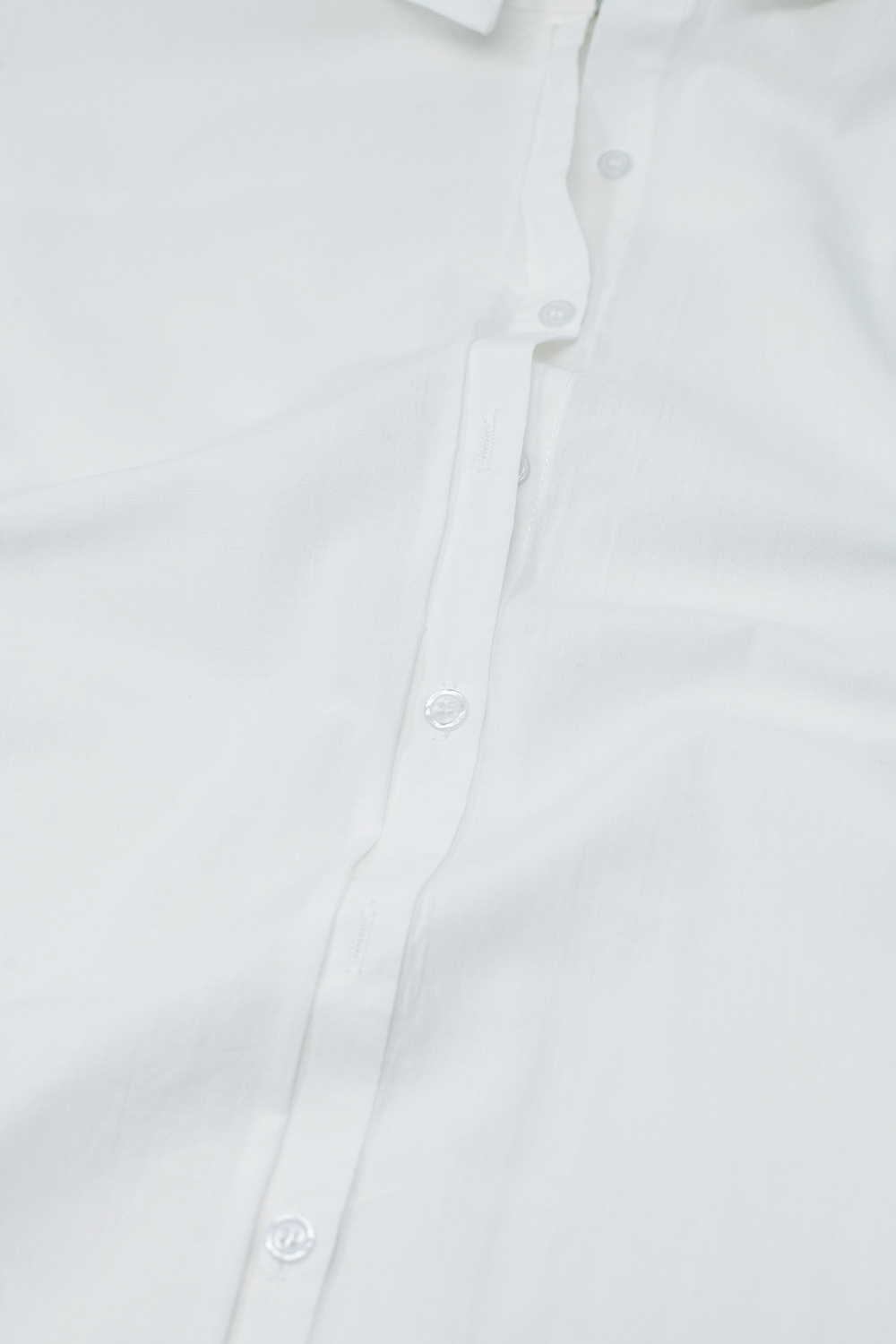 Camisa abotonada de manga corta en blanco