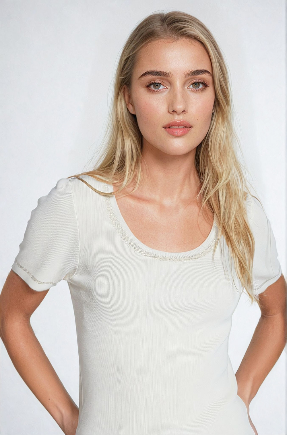 Jersey De Manga Corta En Beige Con Costura Plateada En El Cuello Redondo Jersey De Manga Corta En Beige Con Costura Plateada En El Cuello Redondo
