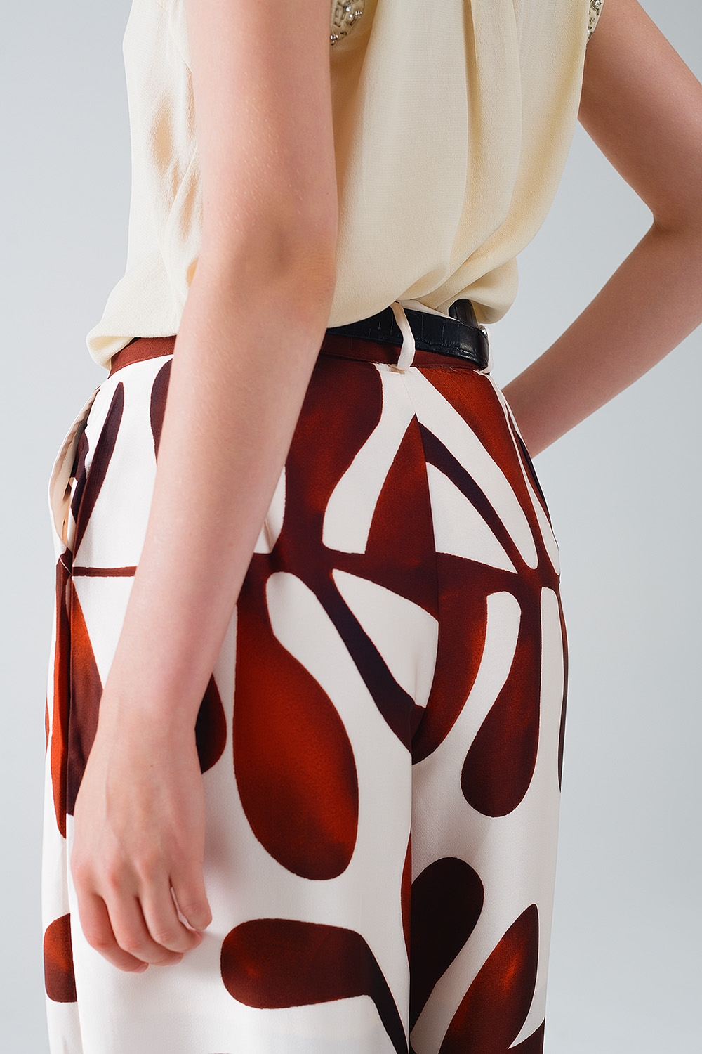 Pantalones de pata ancha con estampado abstracto en blanco y marr&oacute;n