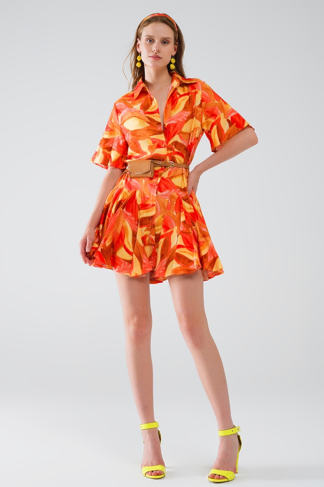 Vestido corto con estampado abstracto en marr&oacute;n rojo y marr&oacute;n