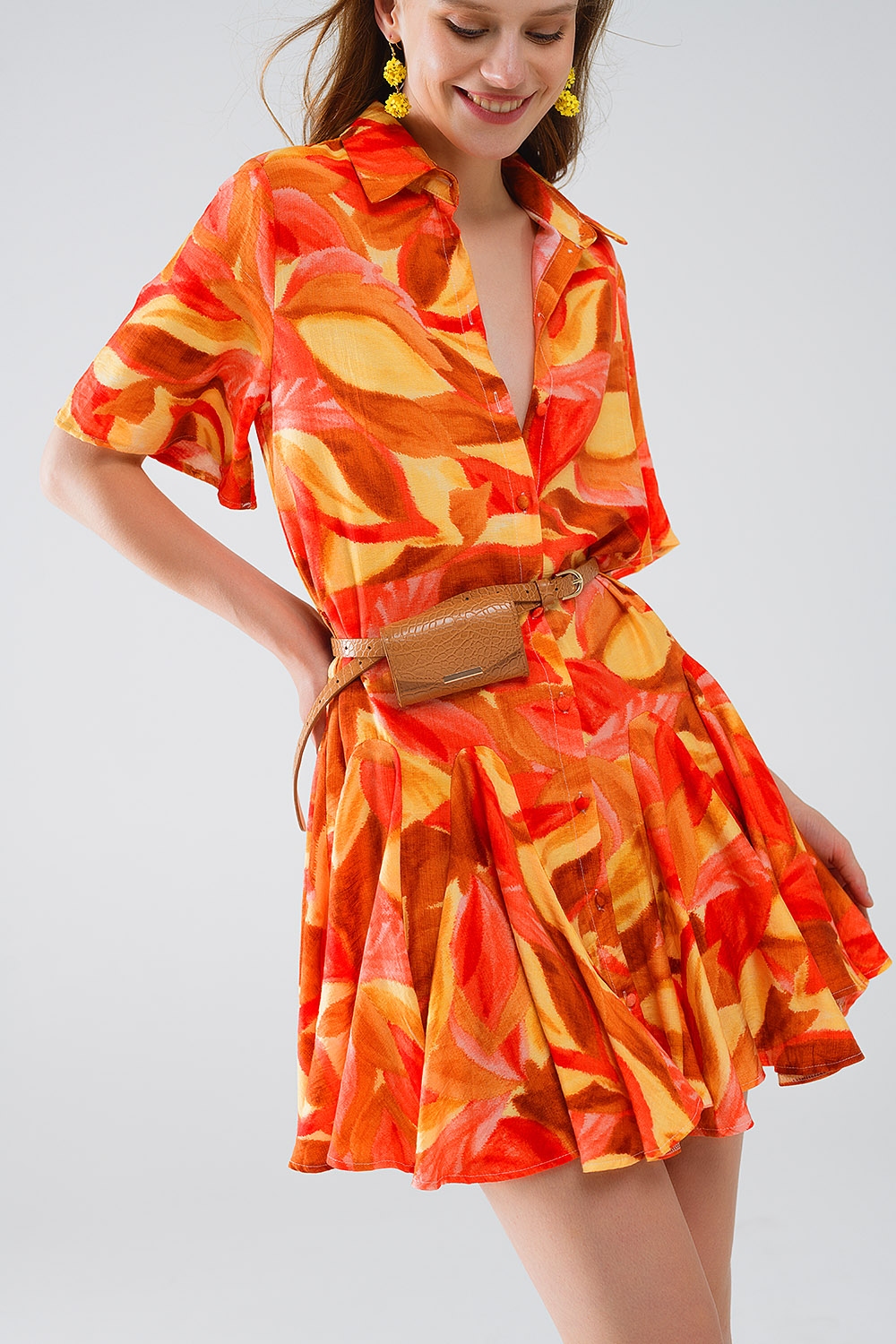 Vestido corto con estampado abstracto en marr&oacute;n rojo y marr&oacute;n