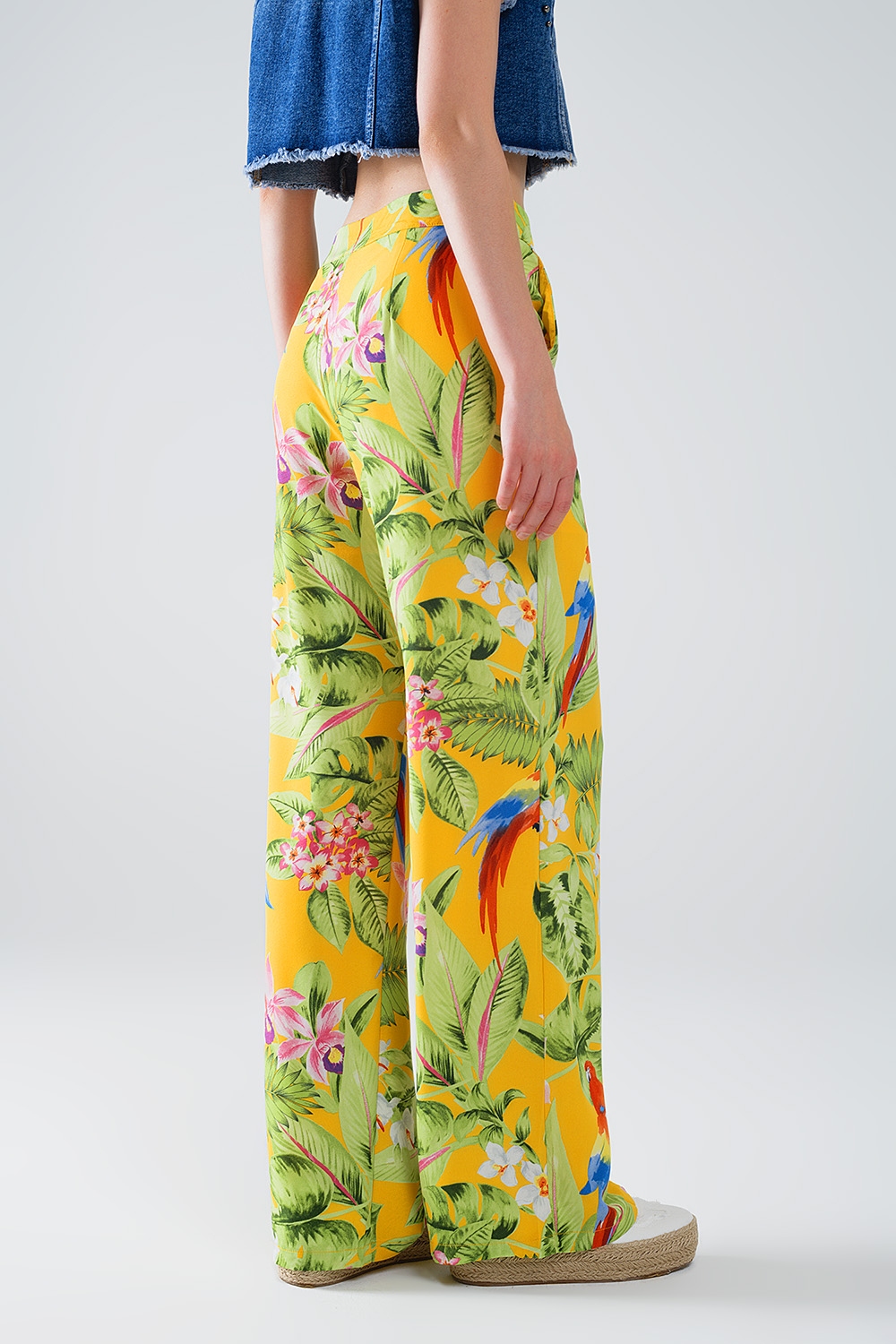 Pantal&oacute;n amarillo con estampado tropical y cremallera lateral