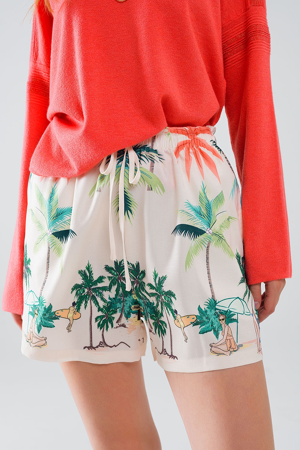 Pantalones cortos color crema con estampado playero y cintura el&aacute;stica