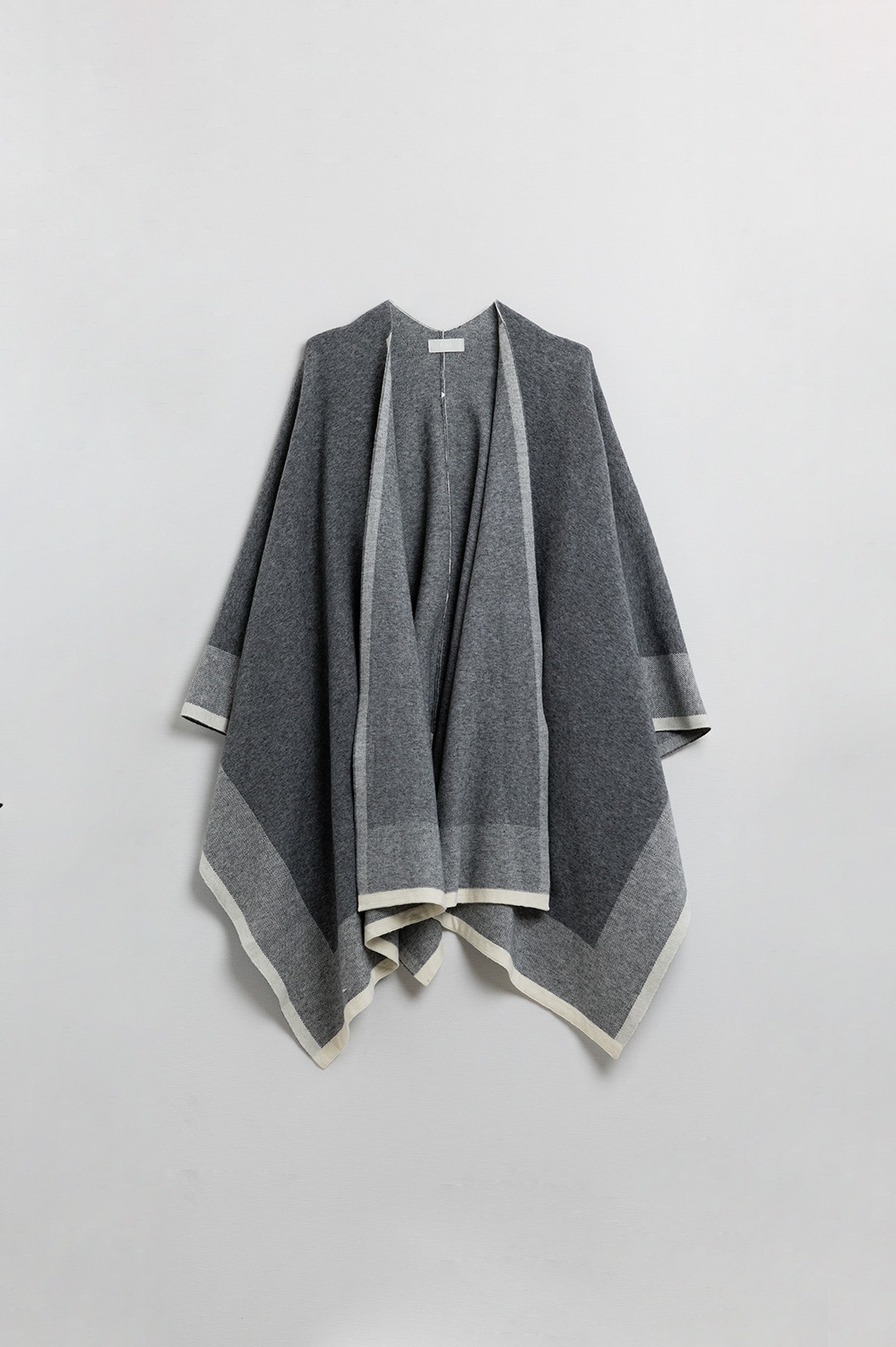 Poncho de punto gris con ribete crudo Poncho de punto gris con ribete crudo