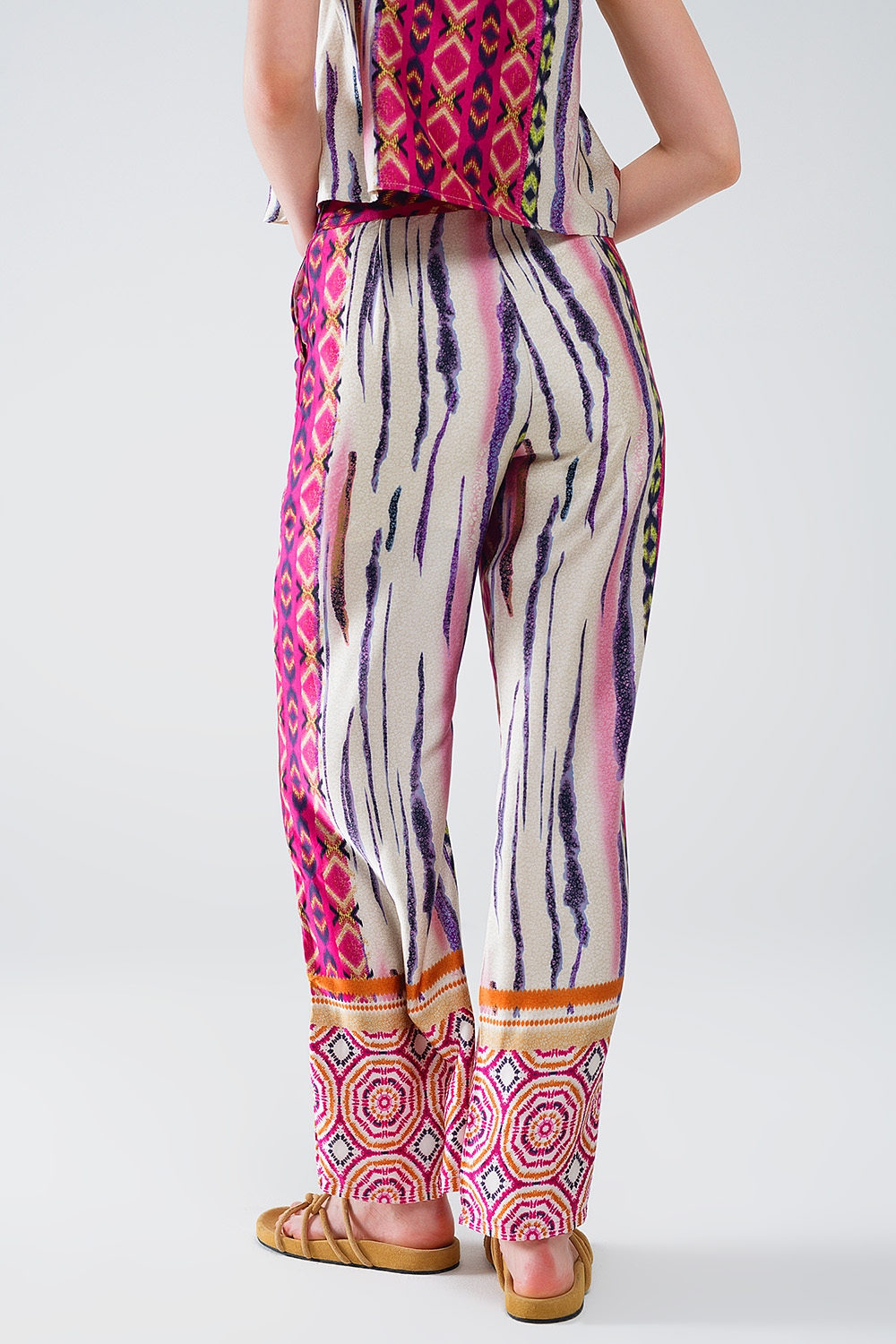 Pantalones de saten de pata ancha con estampado abstracto multicolor