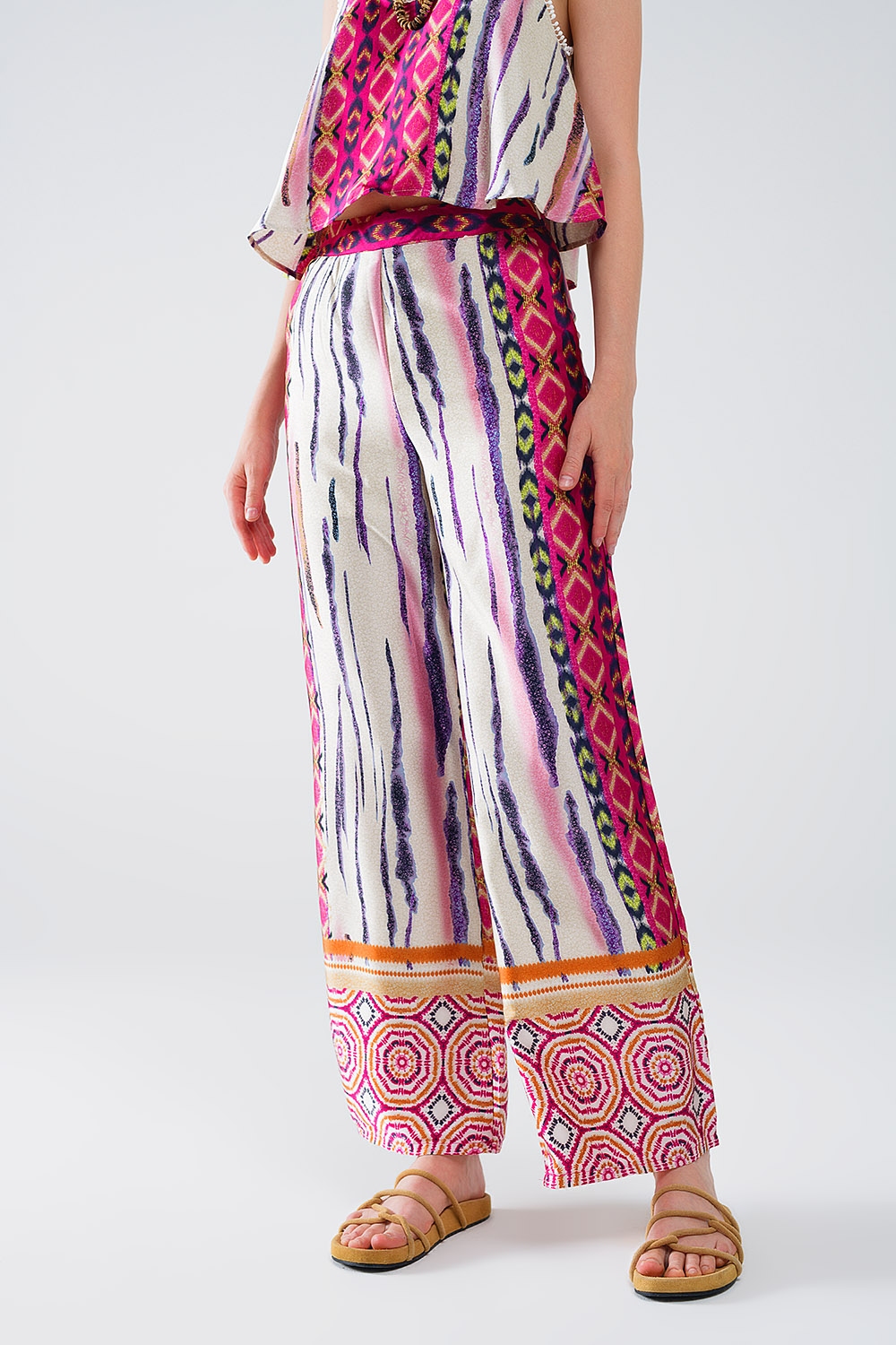 Pantalones de saten de pata ancha con estampado abstracto multicolor