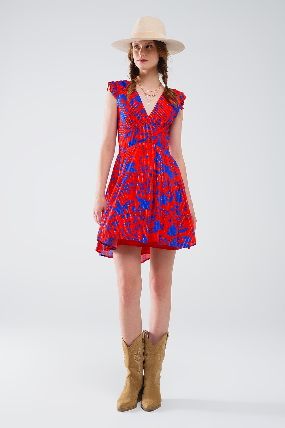 Vestido corto rojo con estampado floral azul y escote en pico Vestido corto rojo con estampado floral azul y escote en pico