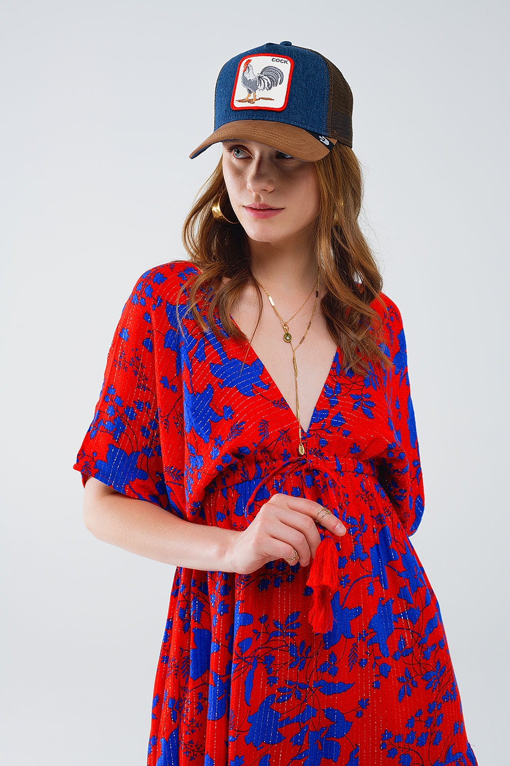 Vestido corto fluido rojo con estampado floral azul Vestido corto fluido rojo con estampado floral azul