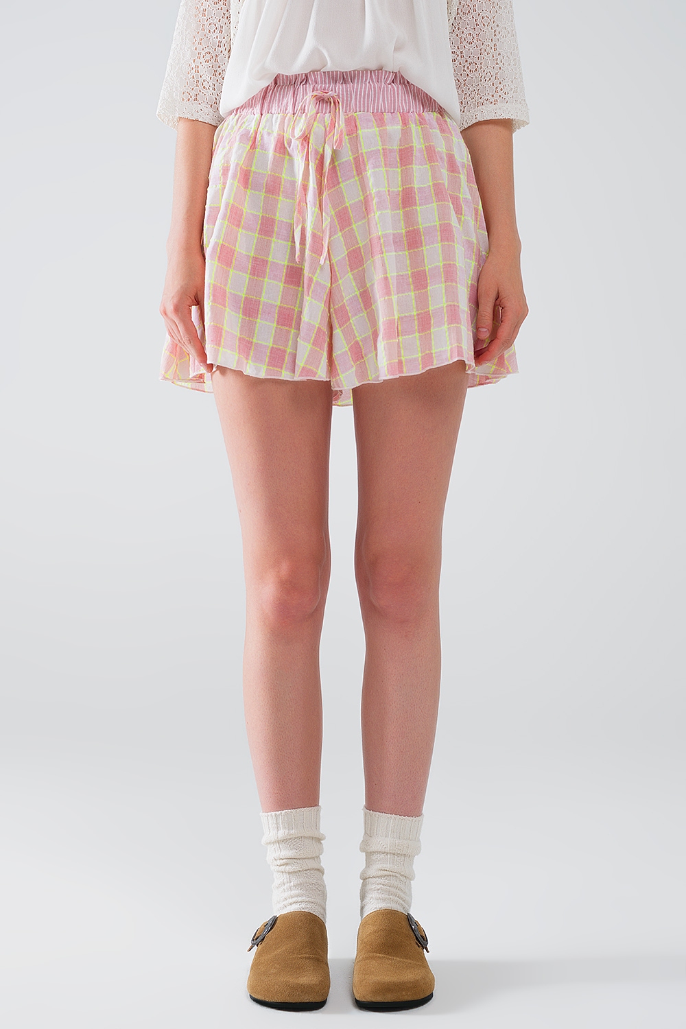 Pantalón corto con estampado de cuadros rosas y detalle de cintura ajustada Pantalón corto con estampado de cuadros rosas y detalle de cintura ajustada