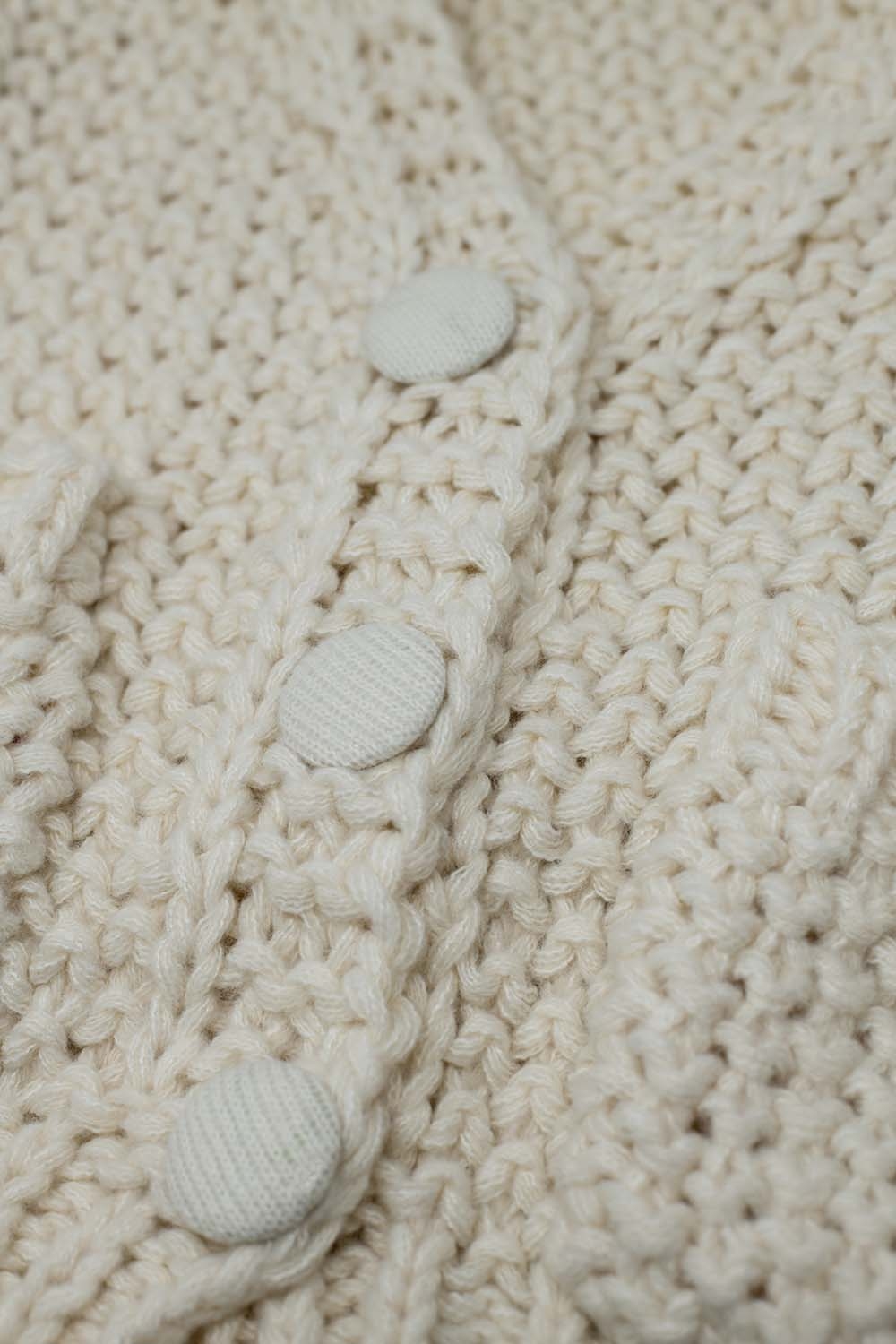 Chaqueta oversize de punto grueso beige con bolsillos