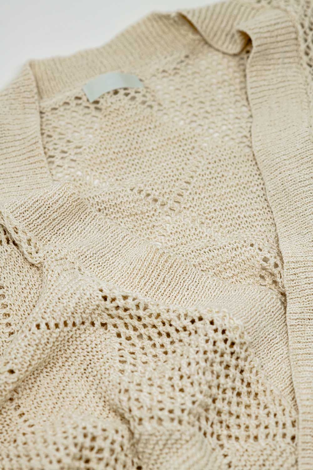 Rebeca beige drapeada con diseño de ganchillo Rebeca beige drapeada con diseño de ganchillo
