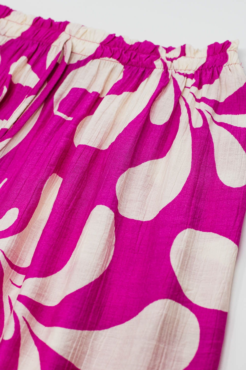 Pantal&oacute;n recto con cintura el&aacute;stica y estampado floral fucsia