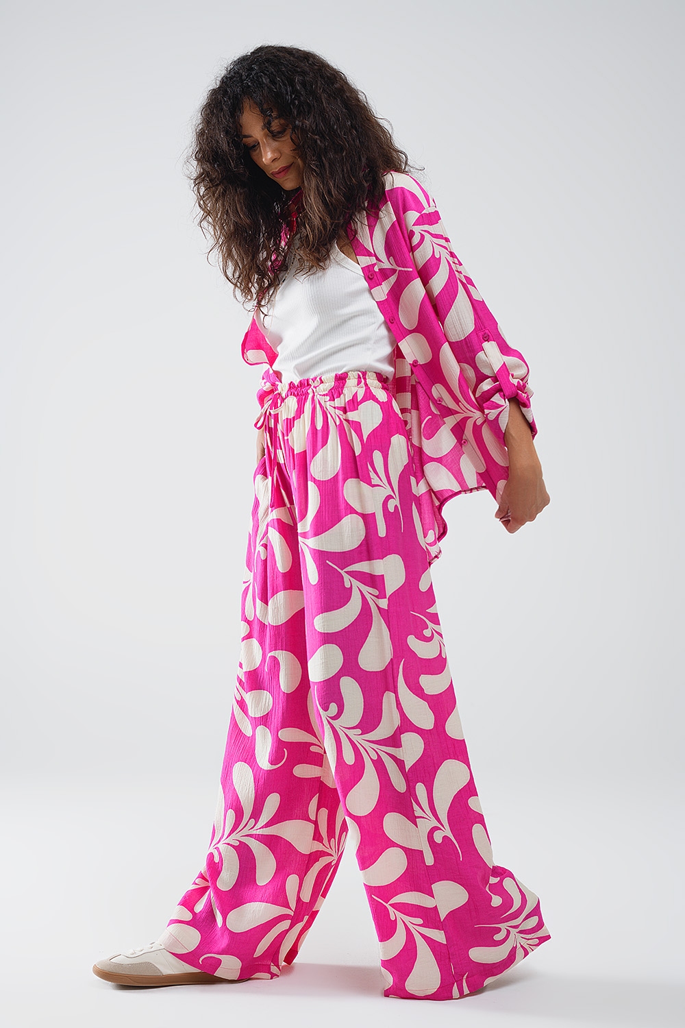Pantal&oacute;n recto con cintura el&aacute;stica y estampado floral fucsia
