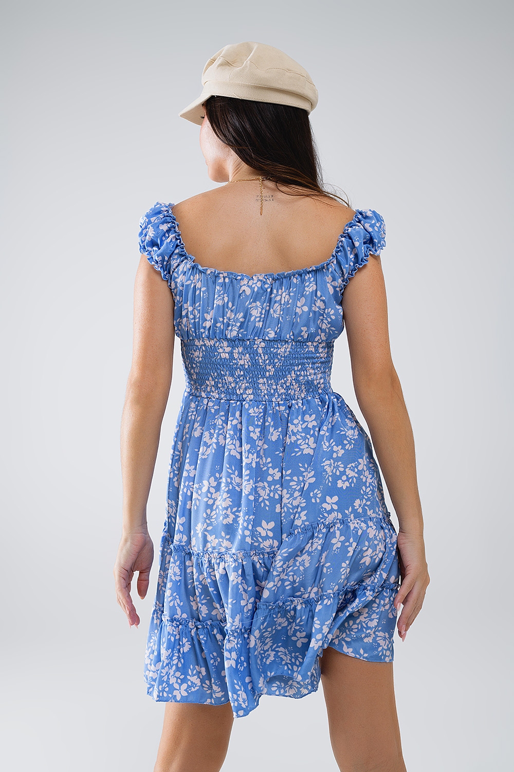 Vestido corto azul con estampado floral blanco y cintura elástica Vestido corto azul con estampado floral blanco y cintura elástica