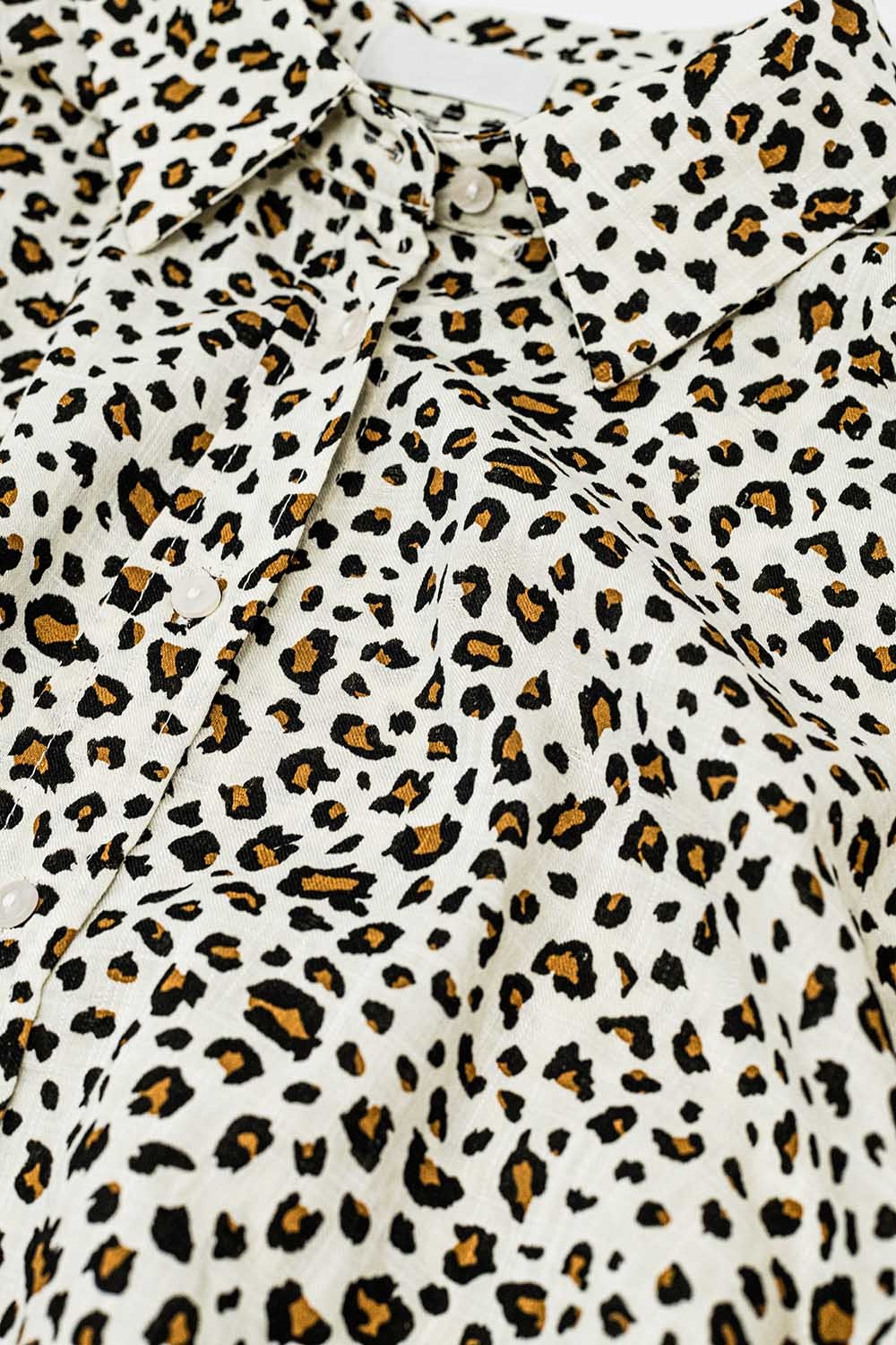 Camisa relajada oversize de manga corta con estampado de leopardo