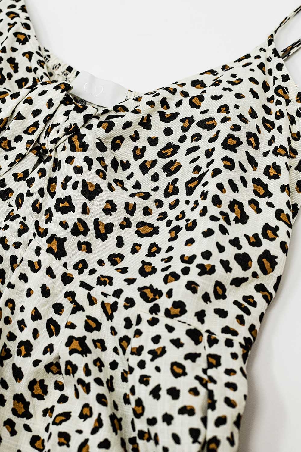 Vestido largo con estampado de leopardo y detalle de nudo Vestido largo con estampado de leopardo y detalle de nudo