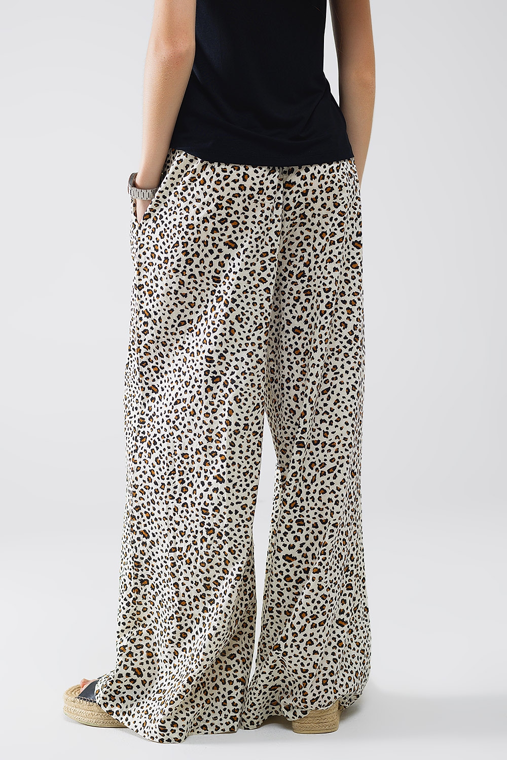 Pantalón recto con cintura elástica y estampado de leopardo Pantalón recto con cintura elástica y estampado de leopardo