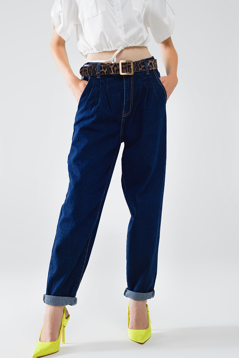 Vaqueros Mom azul raw con detalle de pinzas Vaqueros Mom azul raw con detalle de pinzas