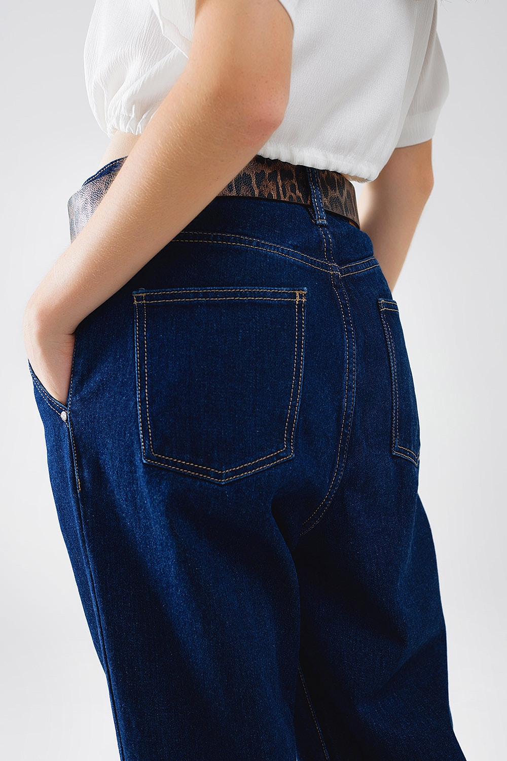 Vaqueros Mom azul raw con detalle de pinzas Vaqueros Mom azul raw con detalle de pinzas