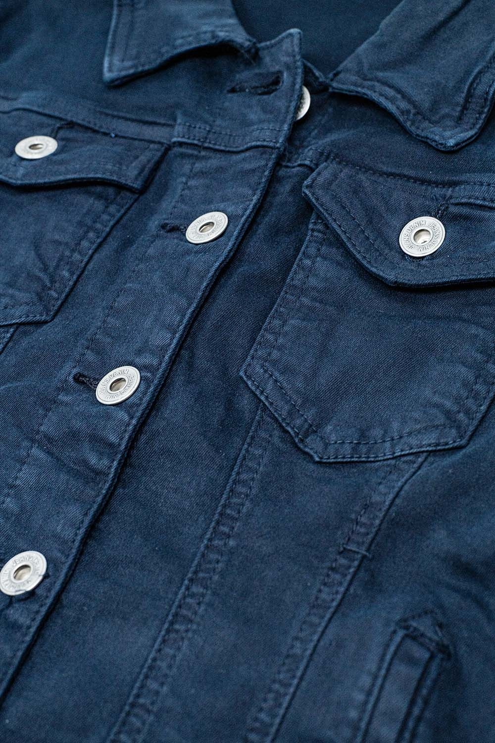 Chaqueta vaquera b&aacute;sica con bolsillos en azul marino