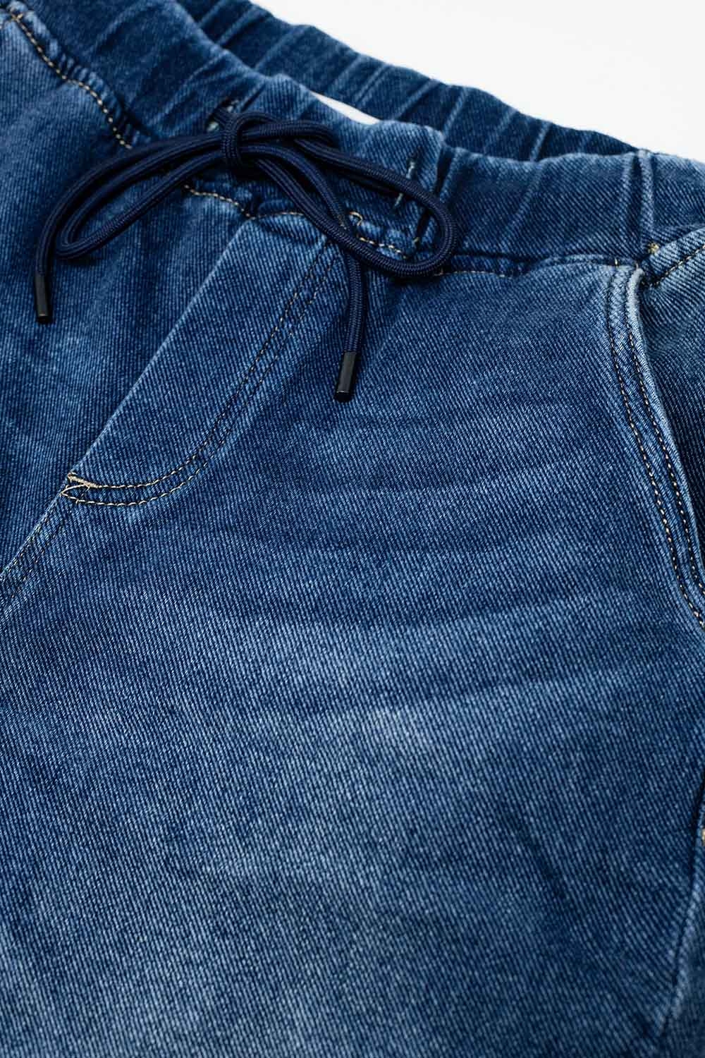 Vaqueros de lavado oscuro con cordón de ajuste y cintura elástica Vaqueros de lavado oscuro con cordón de ajuste y cintura elástica