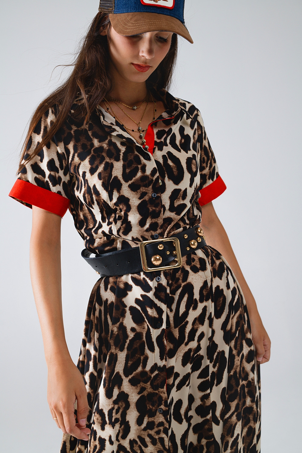 Maxi vestido abotonado de leopardo con detalles rojos Maxi vestido abotonado de leopardo con detalles rojos