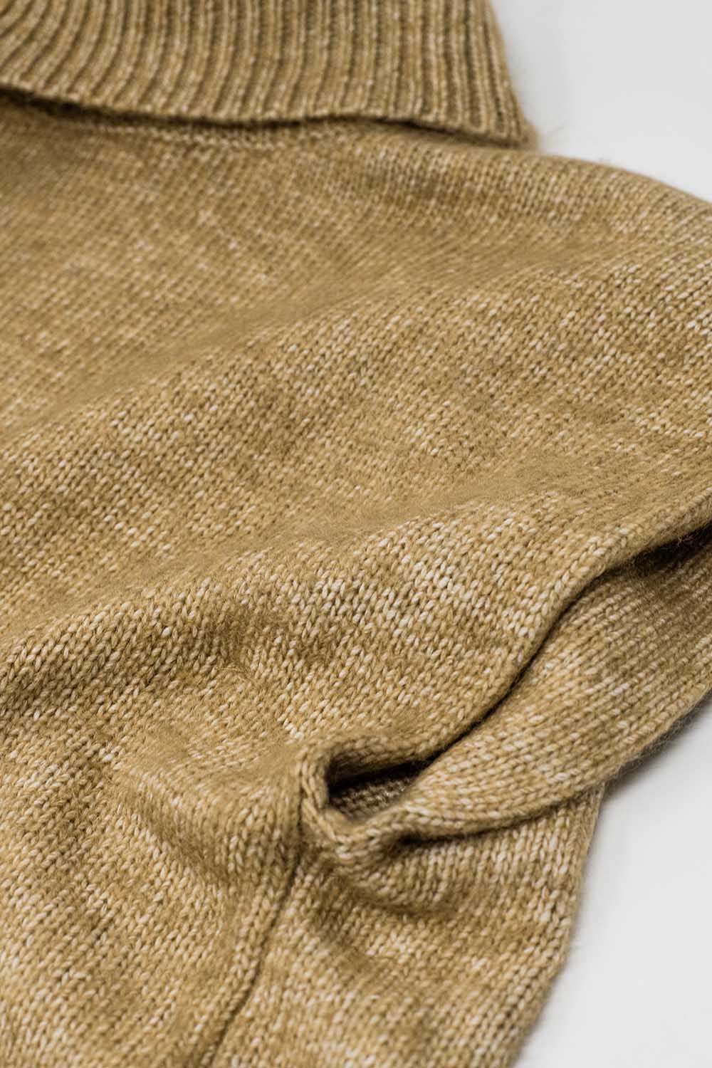 Acogedor jersey sin mangas de cuello alto en camel Acogedor jersey sin mangas de cuello alto en camel
