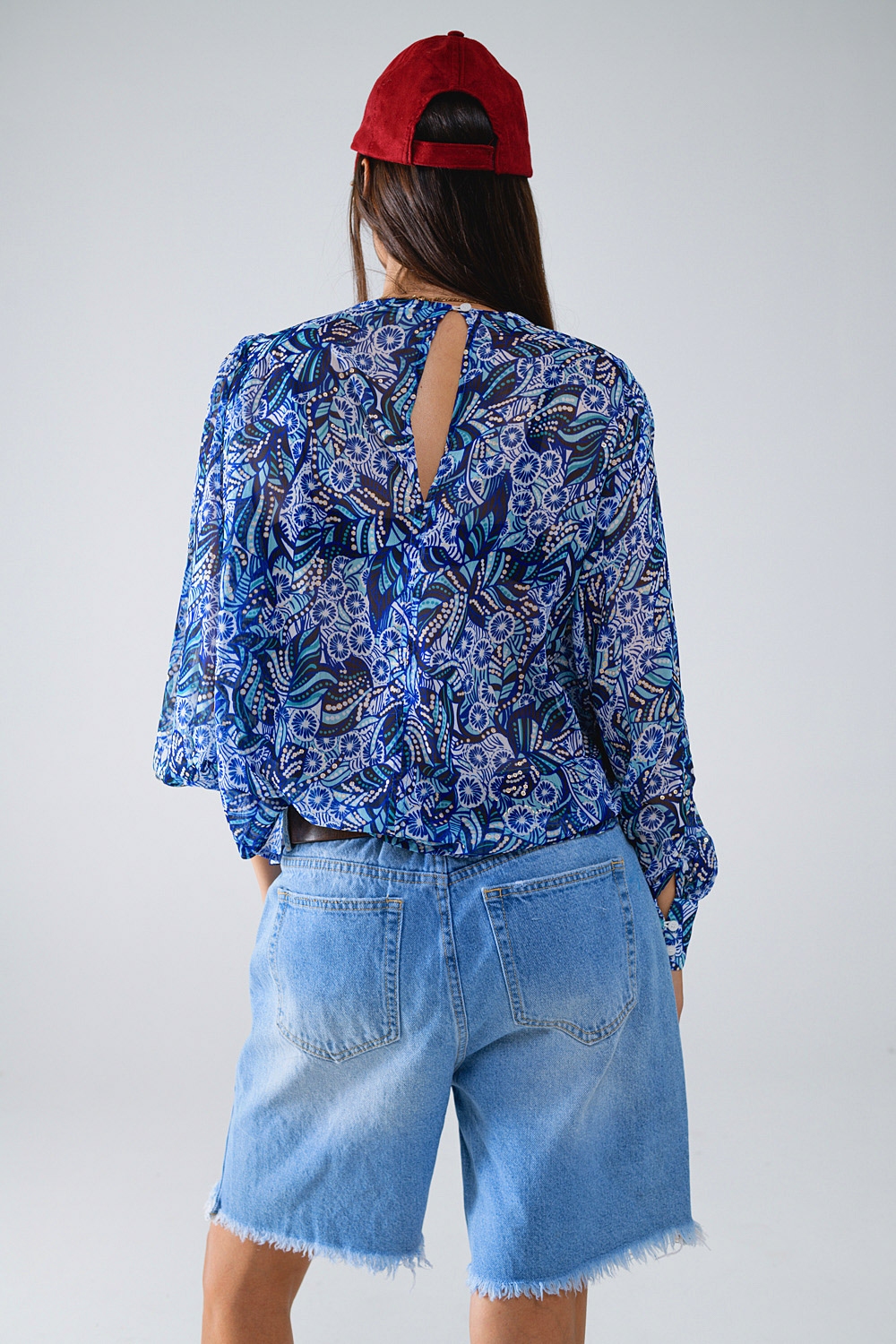 Blusa con estampado abstracto y mangas globo en azul Blusa con estampado abstracto y mangas globo en azul